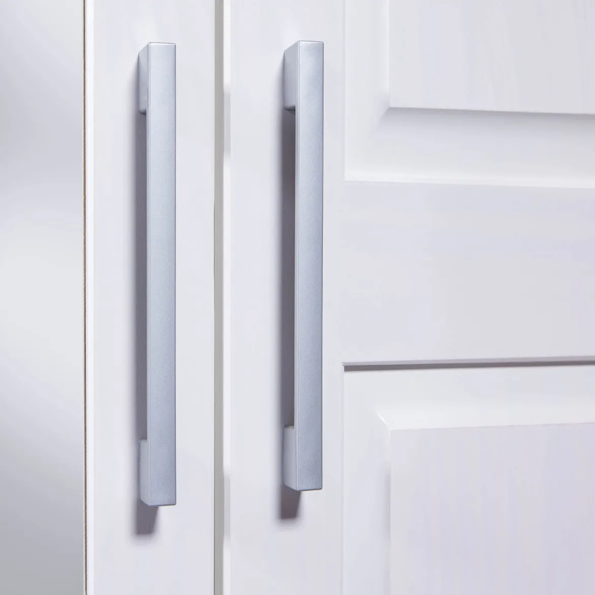 Armoire 3 portes 3 tiroirs en bois massif avec miroir - AR12045