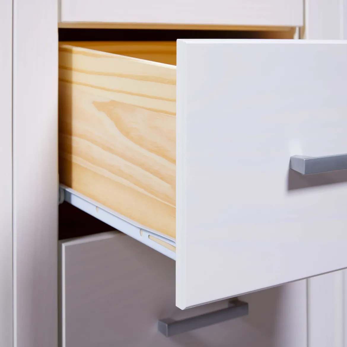 Armoire 3 portes 3 tiroirs en bois massif avec miroir - AR12045
