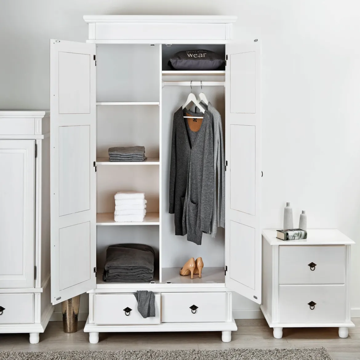 Armoire 2 portes 2 tiroirs en bois massif blanc - AR12049
