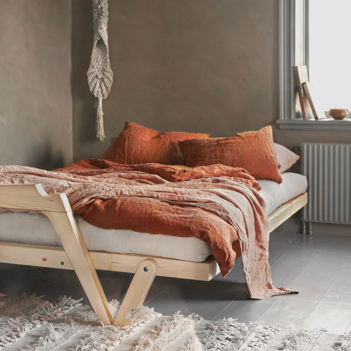 Banquette ajustable GRAB en pin massif naturel avec matelas futon 130x190