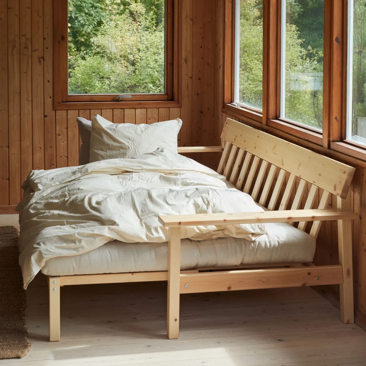 Banquette UNWIND en pin massif naturel avec matelas futon 130x190