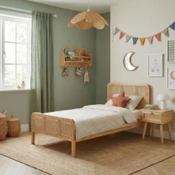 Chambre lit cannage enfant et chevet bois naturel ANNA