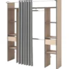 Dressing ouvert avec rideau bois naturel et détails gris