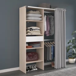 Dressing ouvert avec rideau et étagères