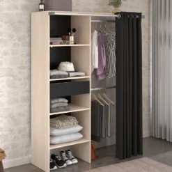 Dressing ouvert avec rideau et étagères
