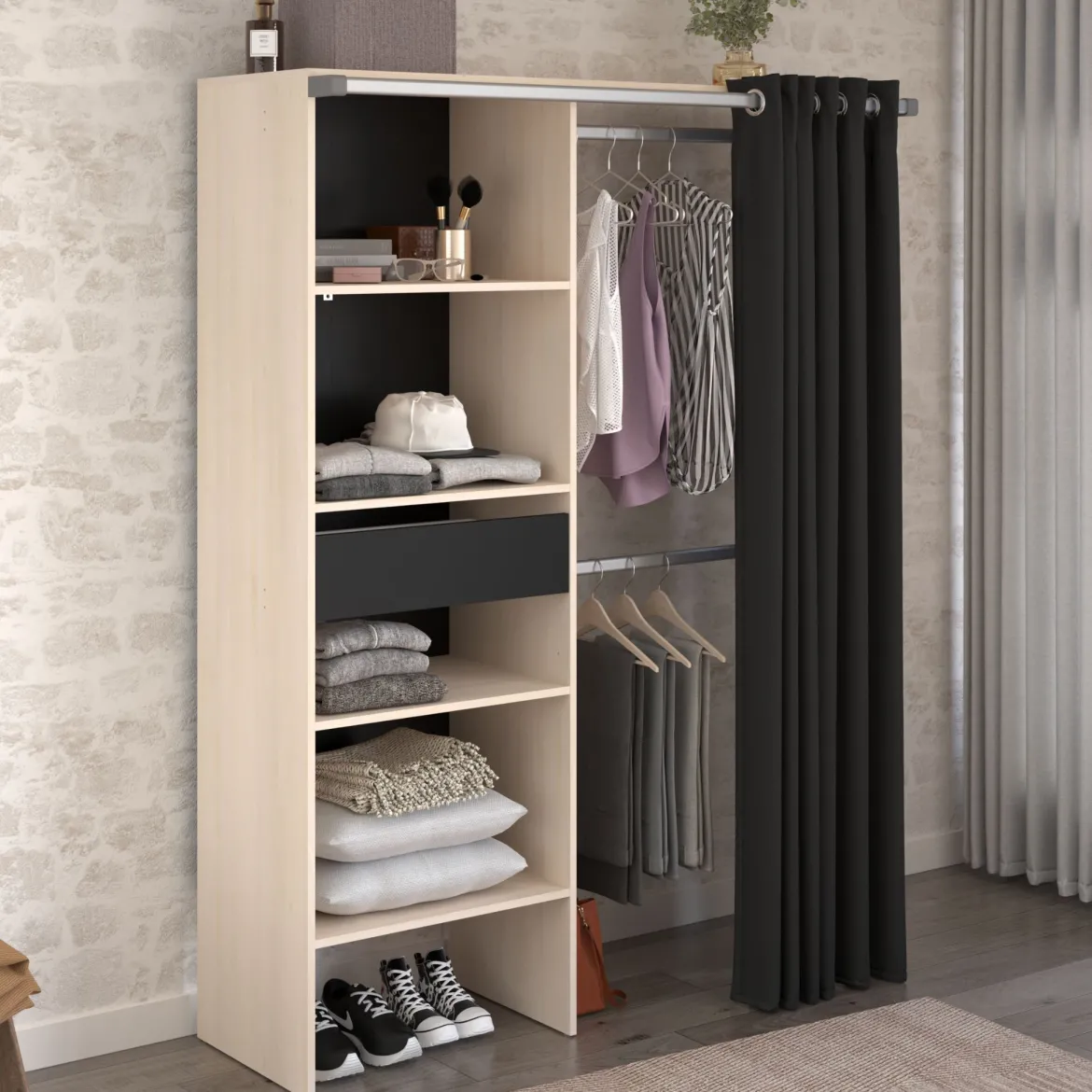 Dressing ouvert avec rideau et étagères