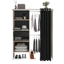 Dressing ouvert avec rideau et étagères