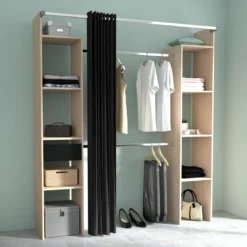 Dressing ouvert avec rideau noir et étagères