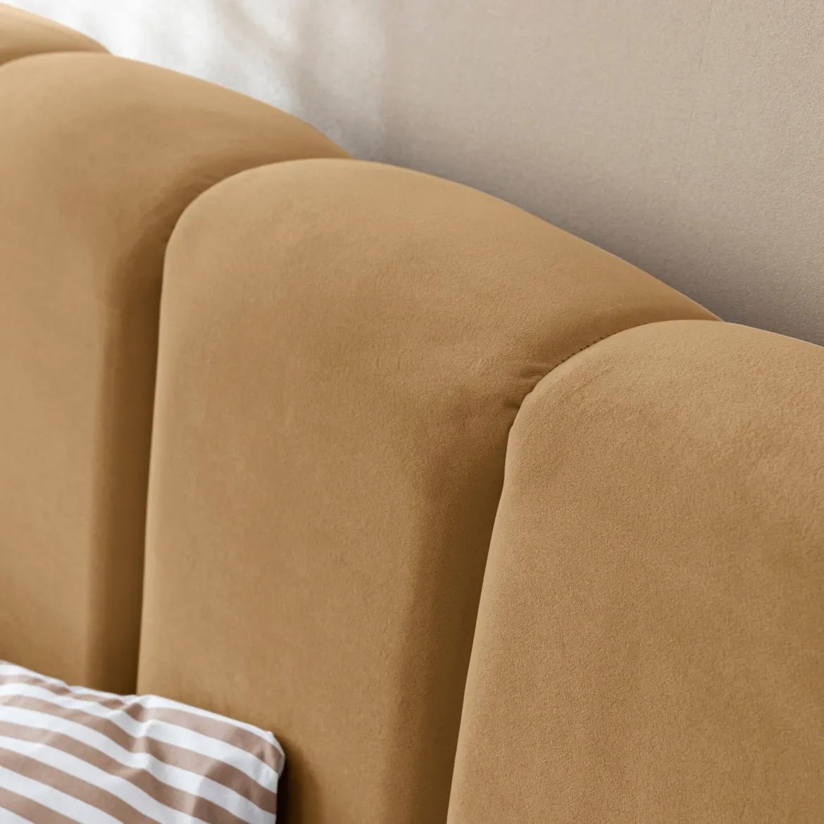 Lit coffre en velours matelassé