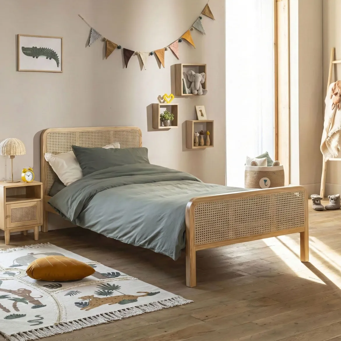 Lit en pin massif avec véritable cannage + table de chevet cannage ANNA