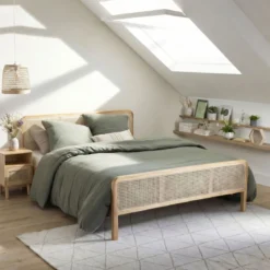 Lit en pin massif avec véritable cannage + table de chevet cannage ANNA