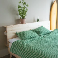 Lit en pin massif RETREAT BED avec tête de lit fonctionnelle