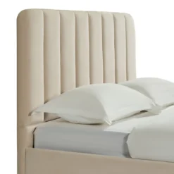 Lit en velours avec pieds en métal dorés Terre de Nuit