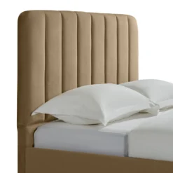 Lit en velours avec pieds en métal dorés Terre de Nuit