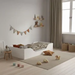 Lit inspiration Montessori enfant au sol blanc