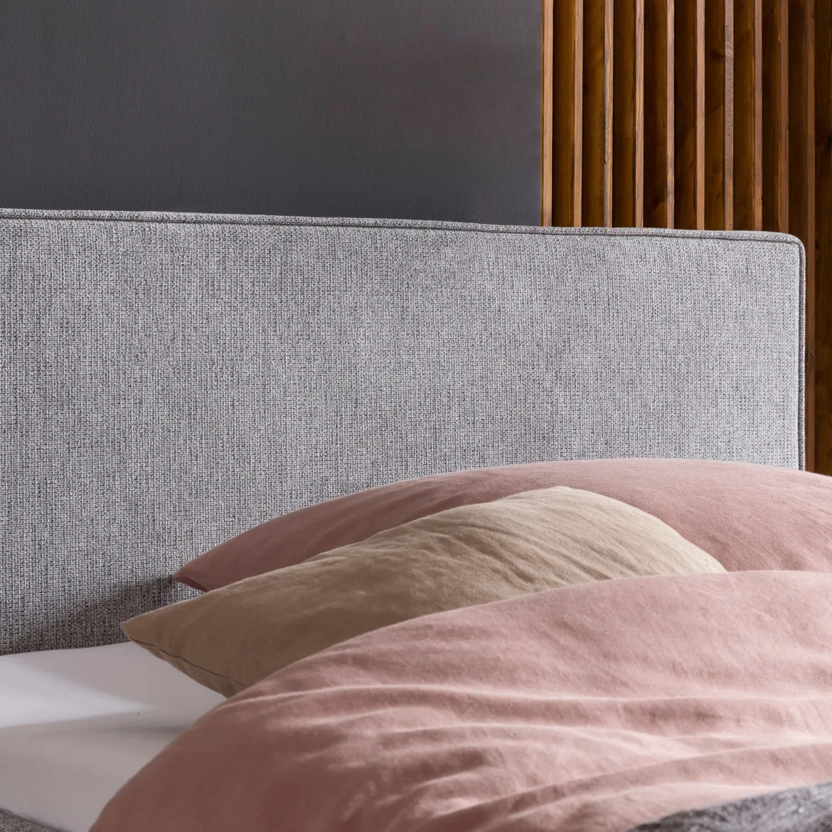 Lit revêtement tissu et pieds en bois massif gris - LT8008
