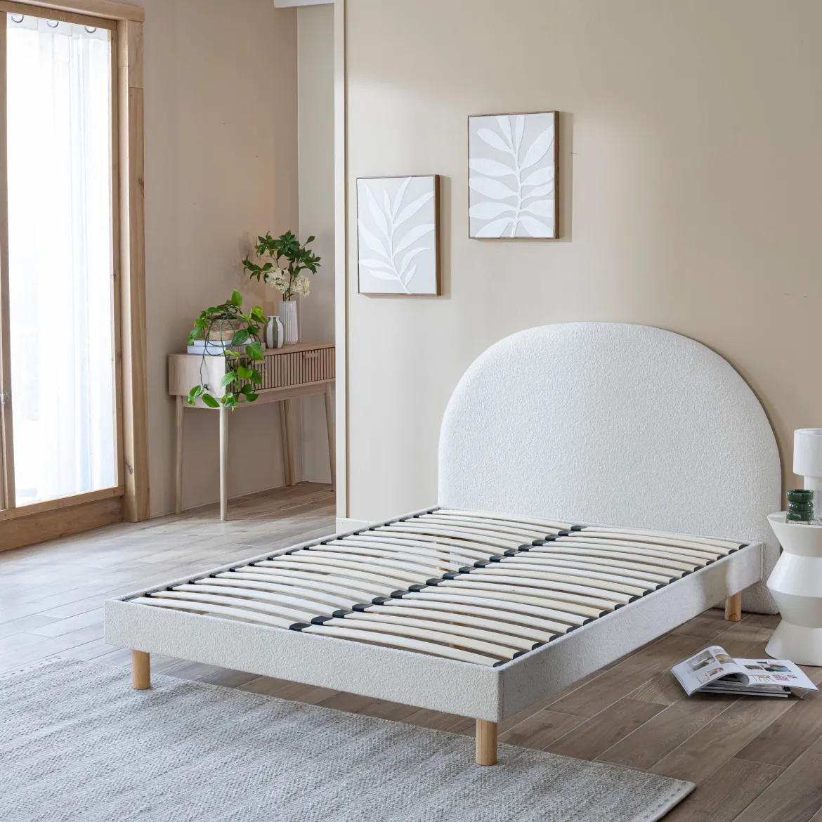 Lit tissu beige avec tête de lit bouclette