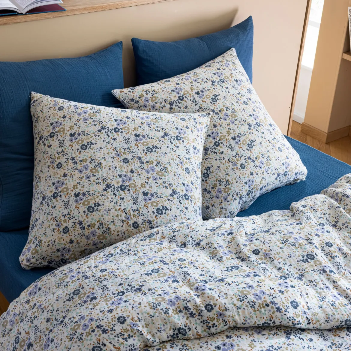 Parure de lit gaze de coton à fleurs bleues Terre de Nuit