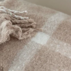 Plaid à carreaux taupe