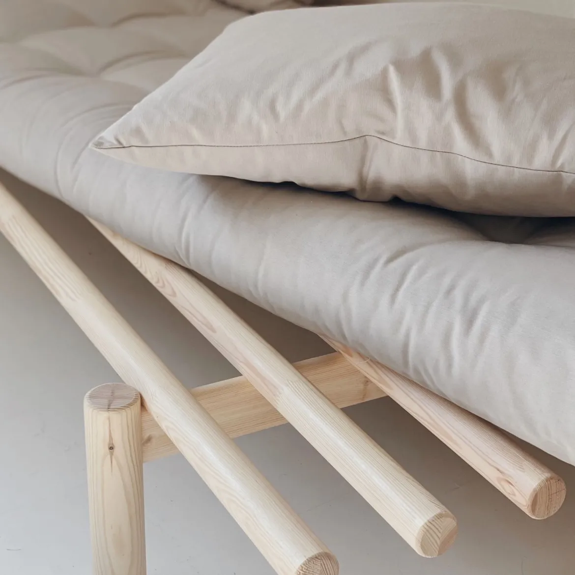 Sofa PACE en pin massif naturel matelas 75x200 + coussins 40x60 inclus